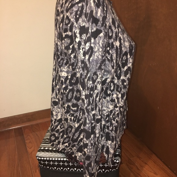 Liz Claiborne Petite Large Women’s AnimalPrint Top - Picture 4 of 7